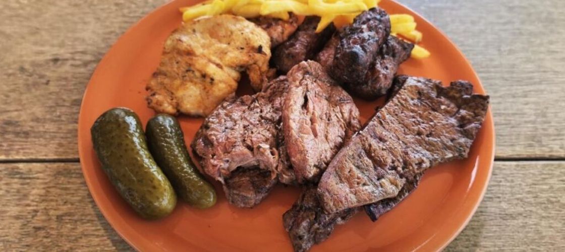 VIDEO FOTO | Am încins grătarul pentru 1 Mai/ Cum pregătim carnea și micii și toate secretele unui grătar perfect/ Alegerea cărnii, marinarea, cât și cum o ținem pe grătar