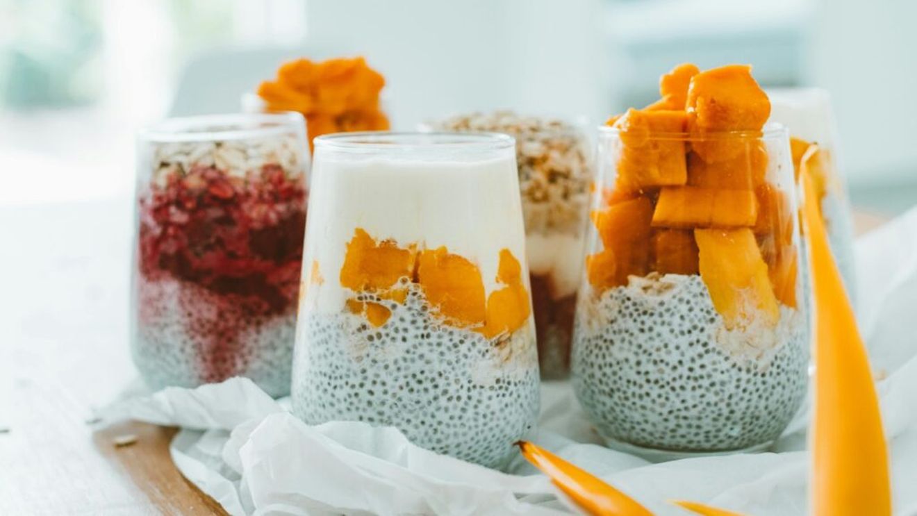 Budincă de chia cu mango și fulgi de migdale – un mic dejun sănătos și răcoritor, pentru un început de săptămână plin de energie