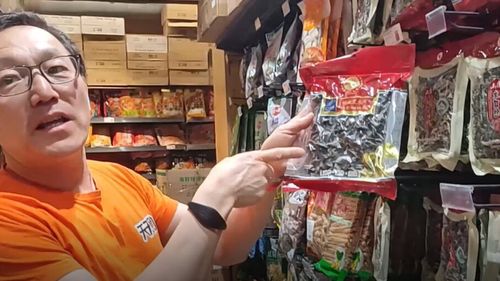VIDEO | Mâncăruri neobișnuite în cel mai mare supermarket asiatic din Catalonia / Meduză, pachețele de alge cu variate umpluturi, iască sau fructe de durian și alte preparate care sună destul de ciudat pentru consumatorii europeni