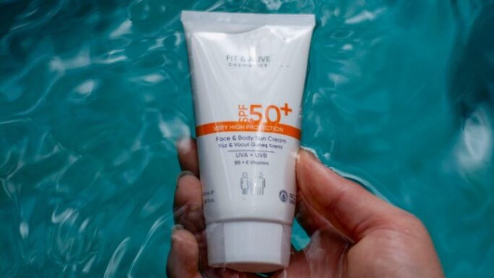 Mănânci cremă de protecție solară fără să știi. Acest ingredient cosmetic comun este folosit și ca aditiv alimentar