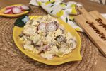 VIDEO | Salată de vară cu pui, legume variate și maioneză de casă. Pentru o variantă mai dietetică folosește sos de iaurt