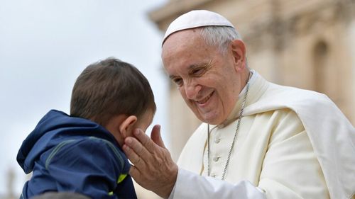 Papa Francisc, o voce puternică împotriva risipei alimentare: „Cu mâncarea aruncată s-ar putea hrăni întreaga lume”