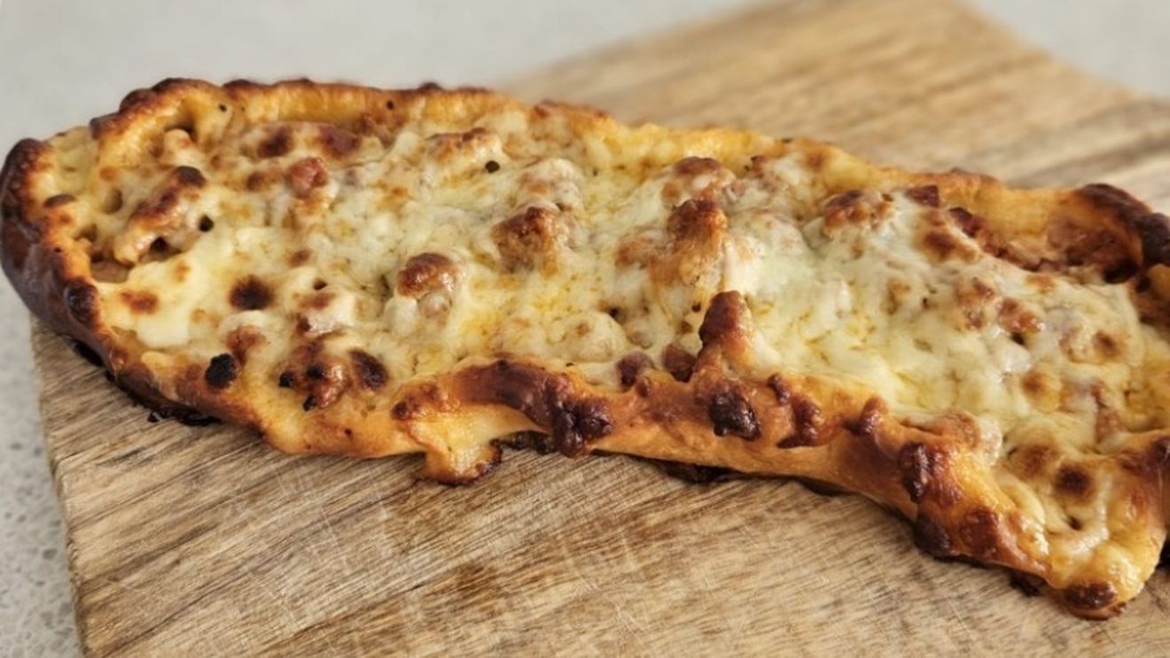 Pide cu carne tocată, „pizza” turcească ce merită încercată acasă / Se pot servi simple sau cu iaurt grecesc alături