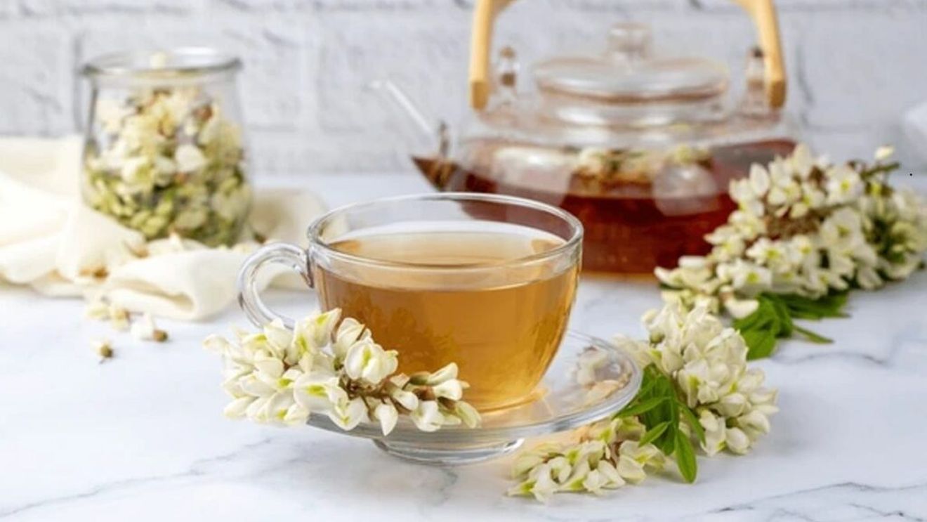 Florile de salcâm, remediul natural pentru dureri, insomnie și oboseală / Rețete simple de ceai, sirop și tonic / Cât se lasă la uscat înainte de a le folosi la ceai