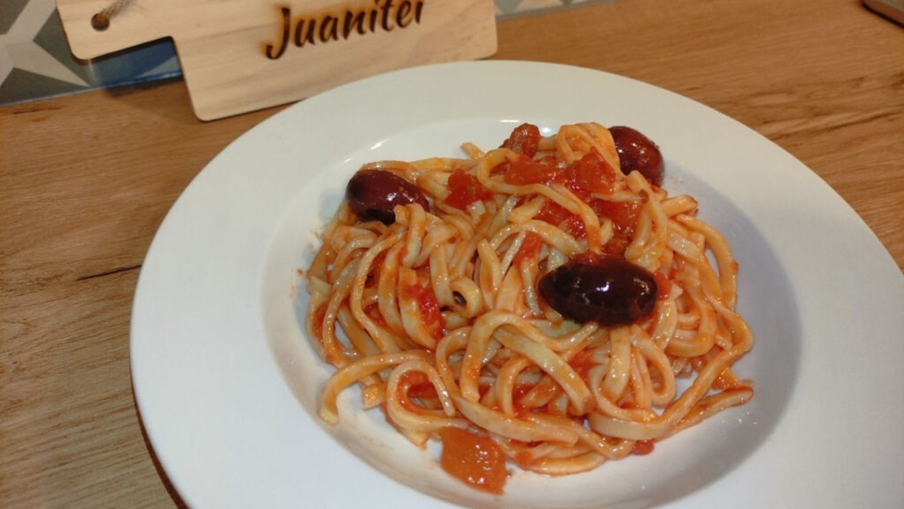 Rețetele Juanitei/ Paste cu sos de roșii și măsline - simplu și rapid de preparat