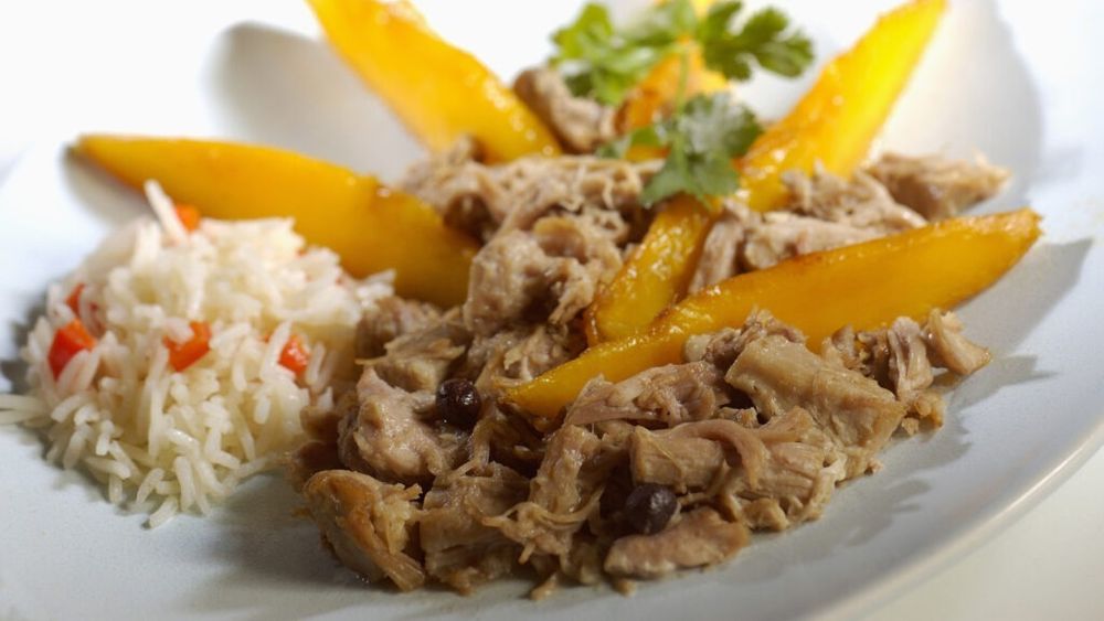 Prânzul de Crăciun, în caz că e pregătit în ultima clipă. Trei idei de friptură rapidă cu garnitură de fructe: mango, mere, prune uscate