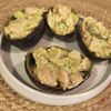VIDEO-FOTO | Aperitiv rafinat cu creveți și avocado din doar 4 ingrediente. Servește-l în coaja fructului de avocado pentru un efect special
