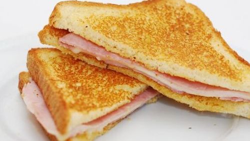 Bikini, sandwich-ul spaniol cu o denumire ciudată/ Numele îi vine de la o discotecă cu minigolf din Barcelona