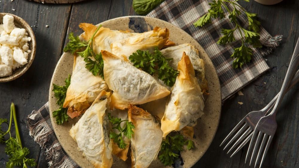 5 rețete de plăcinte la tigaie inspirate din Grecia / Toate aceste plăcinte pot fi adaptate și în variantă vegetariană / Sunt perfecte pentru o masă de vară în familie sau un picnic