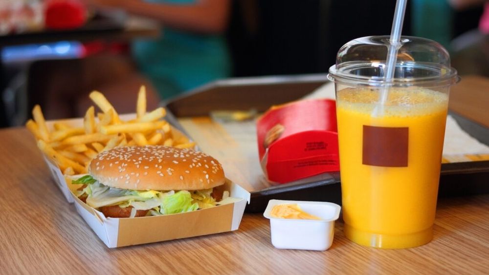 Generația Z nu mai iubește fast-food-ul, din cauza prețurilor mari, potrivit unui nou studiu