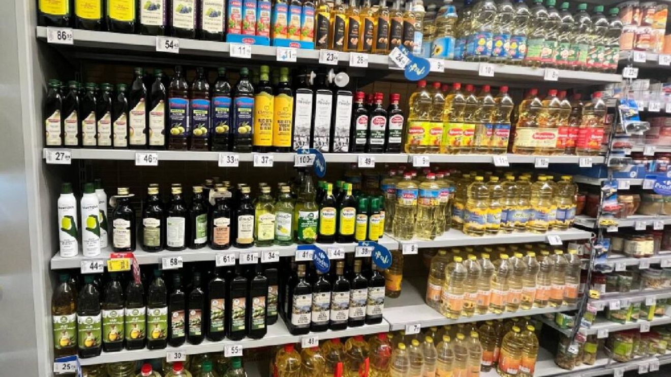 ANALIZĂ LA RAFT / Uleiurile de gătit accesibile în România pornesc de la un preț sub 8 lei și pot ajunge până la aproape 12, în cazul celor adiționate sau presate la rece. Ofertele la 2 sau 5l sunt mai convenabile pentru familii