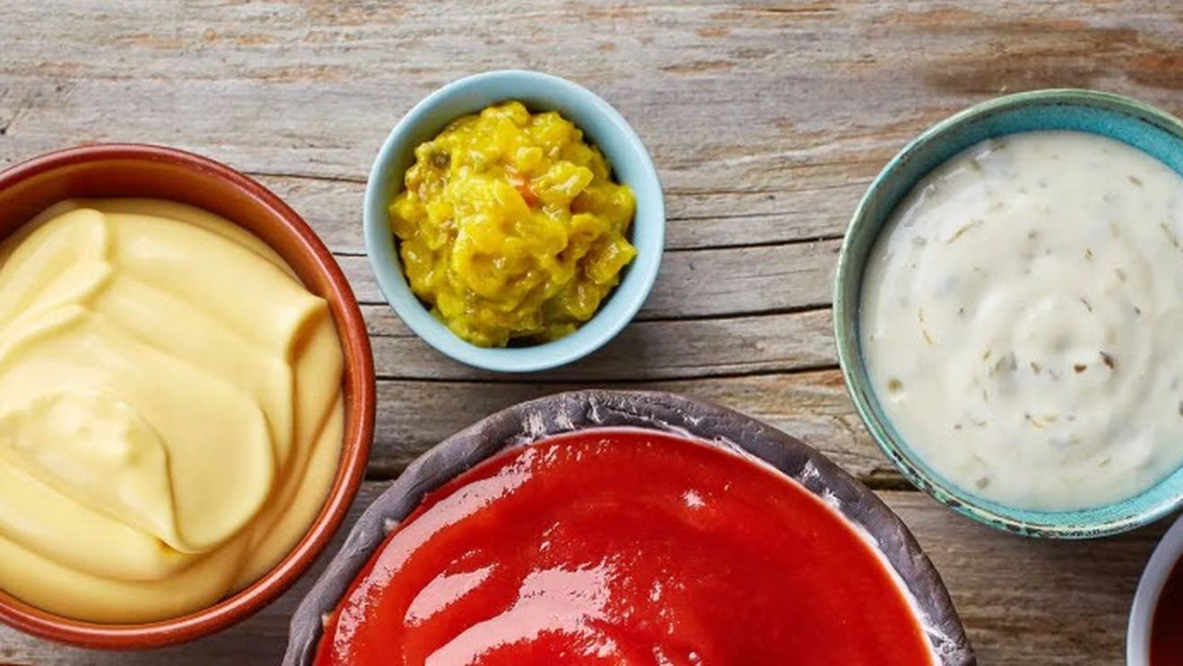 Trei sosuri rapide pentru aperitivele și friptura de la masa de Paște/ Se prepară în câteva minute și poți alege între iaurt, hrean sau muștar