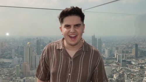 „Oamenii vor să stea cât mai puțin în bucătărie, să cheltuiască cât mai puțin pe ingrediente, să folosească cât mai puțin cuptorul”/ Cum reinventează Leoo Dumitru, creatorul de conținut cu aproape 1 milion de urmăritori pe TikTok, rețetele tradiționale de Paște