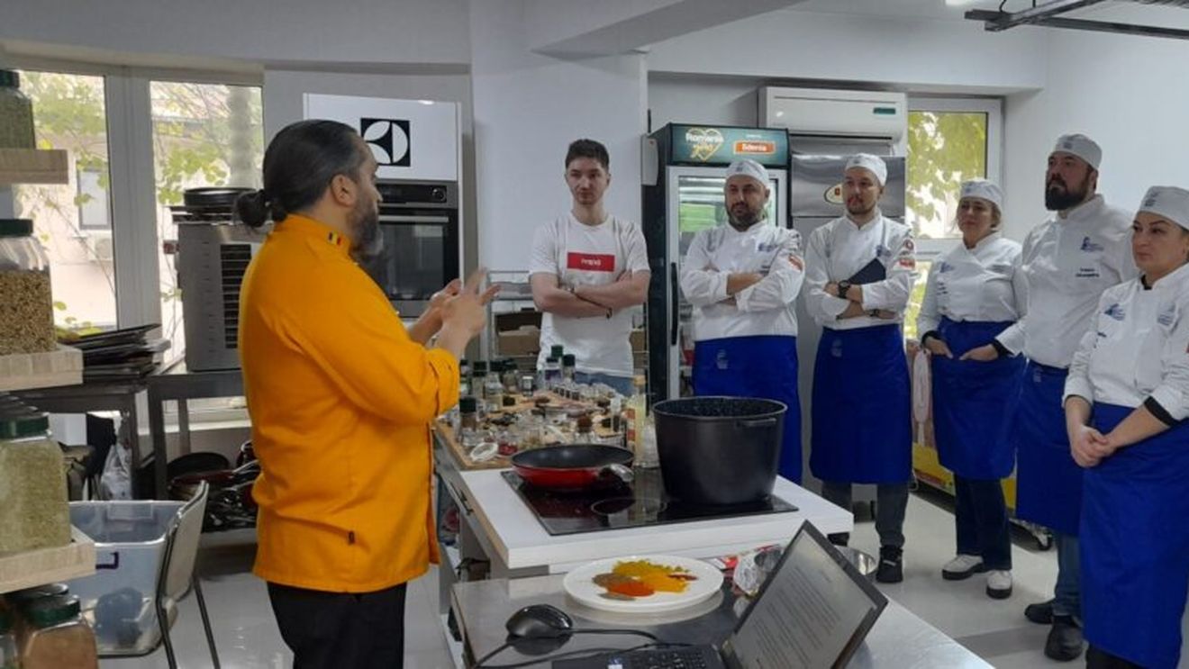 Când te bate gândul să te faci bucătar sau doar vrei să înveți tehnici de gătit, o școală specializată te poate ajuta să-ți formezi gustul și să intri în mod direct în domeniul bucătăriei/ Chefi din toată țara țin aici cursuri, pornind de la cele mai de bază noțiuni și ajungând până la plating și secrete din bucătăriile de restaurant 