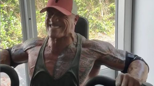 Smoothie-ul lui Dwayne „The Rock” Johnson, după antrenament: 70 g de pudră proteică și până la 15 g de creatină / De ce nu este potrivit pentru toată lumea