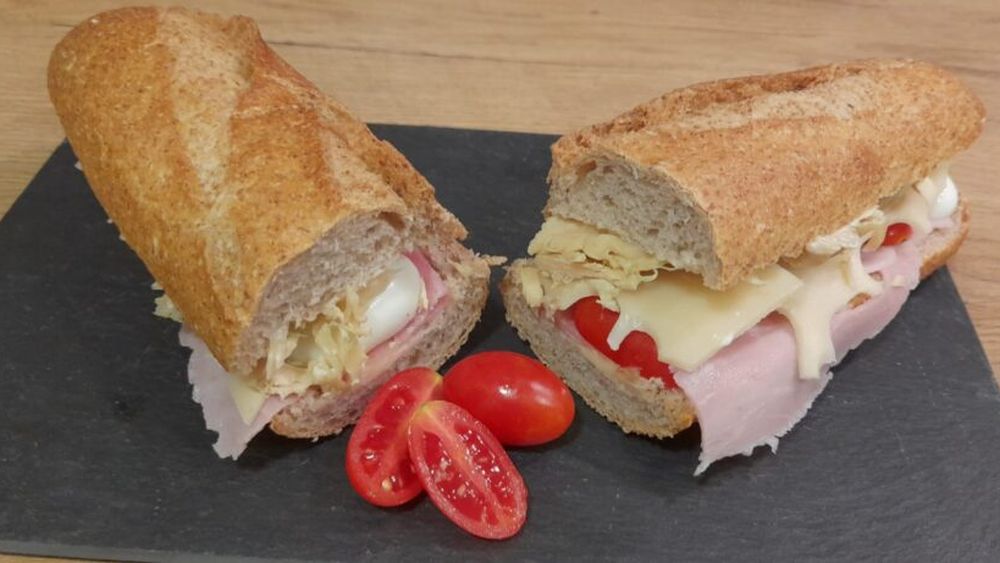 Sandwich club – rețeta clasică readaptată pentru o variantă de mic dejun cu mai puțină pâine și multe ingrediente