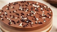 Tort „trei ciocolate” cu blat simplu de biscuiți. Desertul perfect de Sf. Maria, cu trei tipuri de ciocolată pentru o combinație perfectă de gust