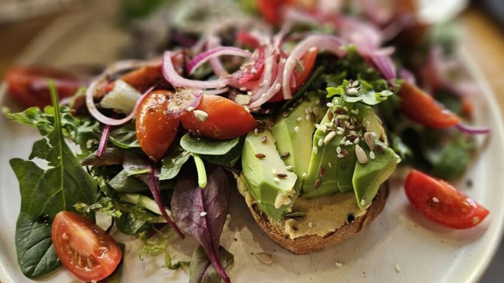 Sandwich delicios cu hummus, avocado, salată și semințe: un mic dejun echilibrat, nutritiv și rapid