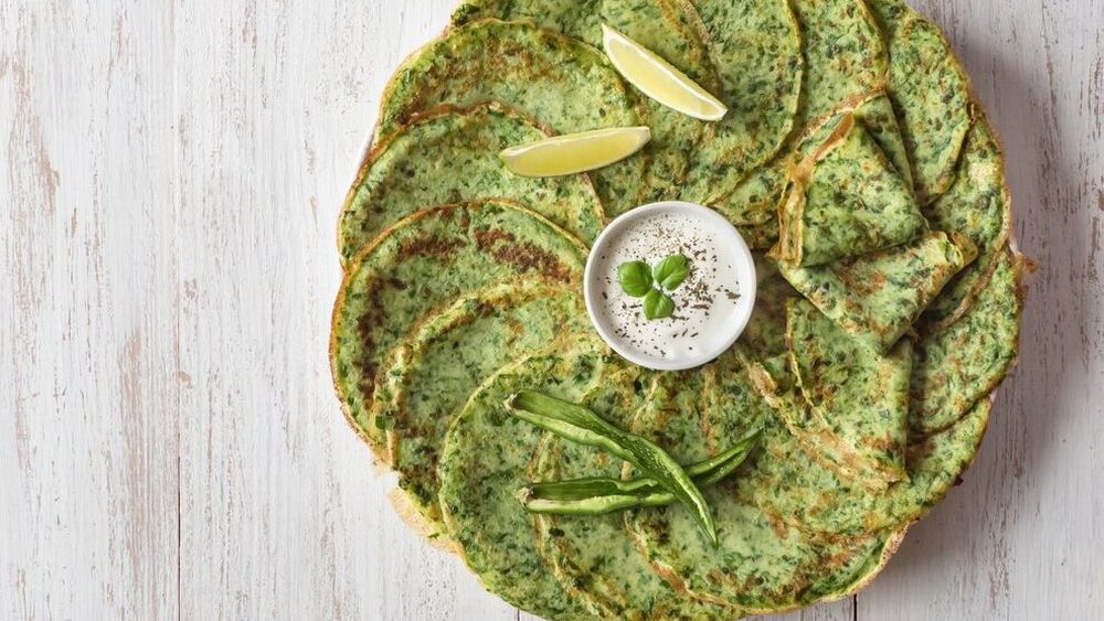 Pancakes din boabe de năut din conservă și dovlecei. Pot fi un mic dejun, o gustare sau chiar o cină, alături de o salată de sezon