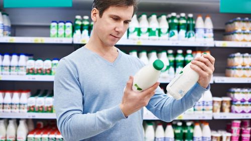 ANSVSA a aplicat amenzi de peste 700.000 de lei pentru nereguli descoperite la lactate / Sechestru pus pe 14.000 de kg de produse / Printre nereguli: procent de proteină mai mic față de cel declarat