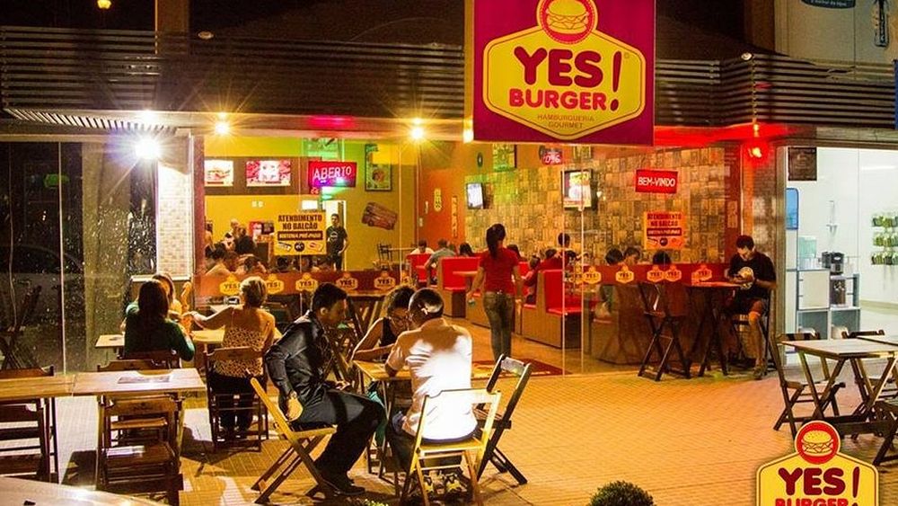 Inflaţia s-a atenuat, în SUA, pe fondul revenirii cheltuielilor consumatorilor/ Cheltuielile cu restaurantele şi hotelurile au crescut în martie, semn că americanii încă îşi doresc să călătorească şi să ia masa în oraş