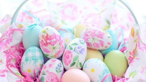 ANALIZĂ LA RAFT | Vopsea, stickere și sidef: Ce opțiuni sunt în magazine pentru colorarea ouălor de Paște