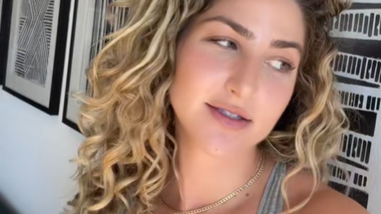 „Miroase îngrozitor”: O femeie a devenit virală după ce a mâncat pui făcut acasă în avion / Reacțiile au explodat pe TikTok