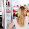 9 alimente pe care nu ar trebui să le ții pe ușa frigiderului / Unde se păstrează corect laptele, ouăle și iaurtul
