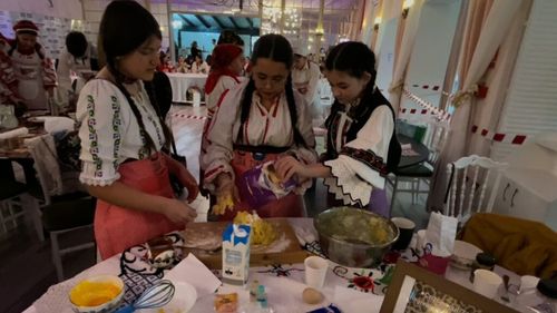 VIDEO | Micii bucătari, în marea competiție a cozonacilor / Concursul culinar pentru copii organizat în Maramureș a pus la încercare abilitățile micuților de a prepara vestiții cozonaci după rețeta bunicii