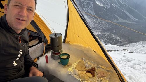 Ce mănâncă alpinistul Horia Colibășanu în ascensiunea sa pe vârful Nanga Parbat: Supă de brânză cu crutoane, salam, chapati, cașacaval, ceapă /  ”Cortul e de 5 stele, super confortabil, cu loc special de gătit”