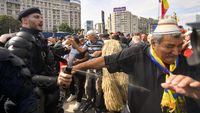 LIVE UPDATE | FOTO-VIDEO | Haos în Piața Victoriei: Circa 3.000 de fermieri protestează în fața Guvernului: „Vor să ne omoare miorița” / Jandarmii au folosit gaze lacrimogene / Patru persoane, ridicate de Poliție / Trafic blocat pe ambele sensuri la Pasajul Victoriei, tramvaiele nu circulă