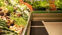 Arad: Direcția Agricolă începe controale în supermarket-uri, după ce directorul instituției a găsit legume cu mucegai