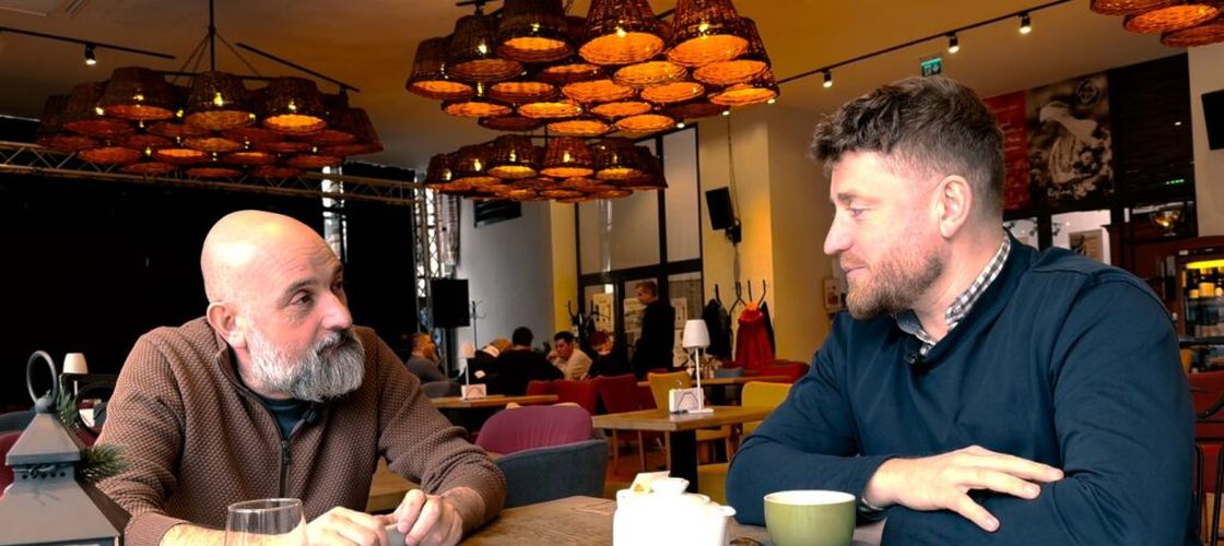 VIDEO | Connaisseur fără ifose (Ep. 67) | Despre tinerii fermieri europeni, vinuri, brânzeturi, turism și gustul succesului / George Cățean: „Mă deranjează când unii spun că suntem groapa de gunoi a Europei”