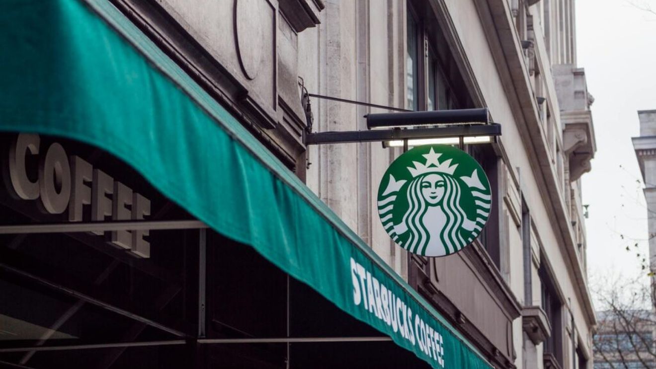 Starbucks lansează AI Brew: Cafeaua personalizată cu ajutorul inteligenței artificială / Noua tehnologie utilizează datele istorice ale comenzilor și le corelează cu tendințele de consum în timp real