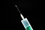 Vă duceți să vă vaccinați, tu sau copilul? Aveți grijă ce mâncați înainte de a merge la policlinică. Pentru că febra de după vaccin e provocată de alimentație