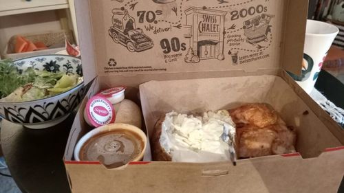 Swiss Chalet, fast-food-ul canadian devenit un reper național / Acesta este pentru canadieni, ceea ce este McDonald’s pentru americani / Ce au special puiul canadian rotisat și sosul brun a cărui rețetă este și azi secretă