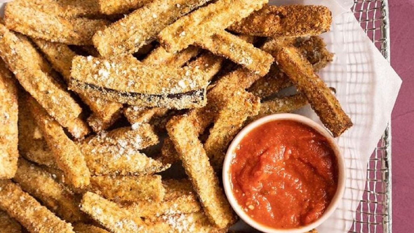 Sticks-uri de vinete, rețetă pentru friteuza cu aer. Se pot găti la fel de bine și la cuptor