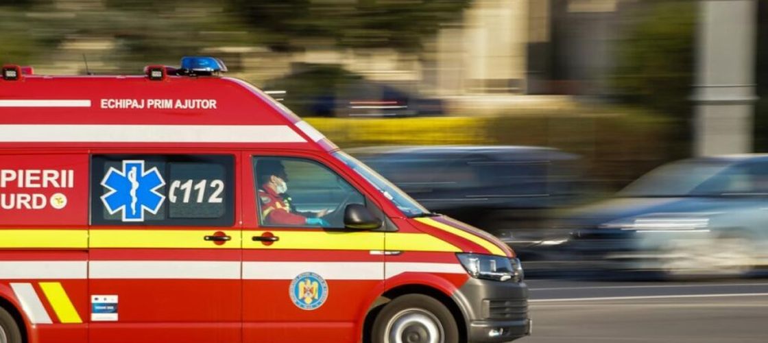 Plan Roșu de Intervenție în Dâmbovița, după o posibilă toxiinfecție alimentară la un salon de evenimente. 17 persoane, între care doi copii, au fost transportate la spital