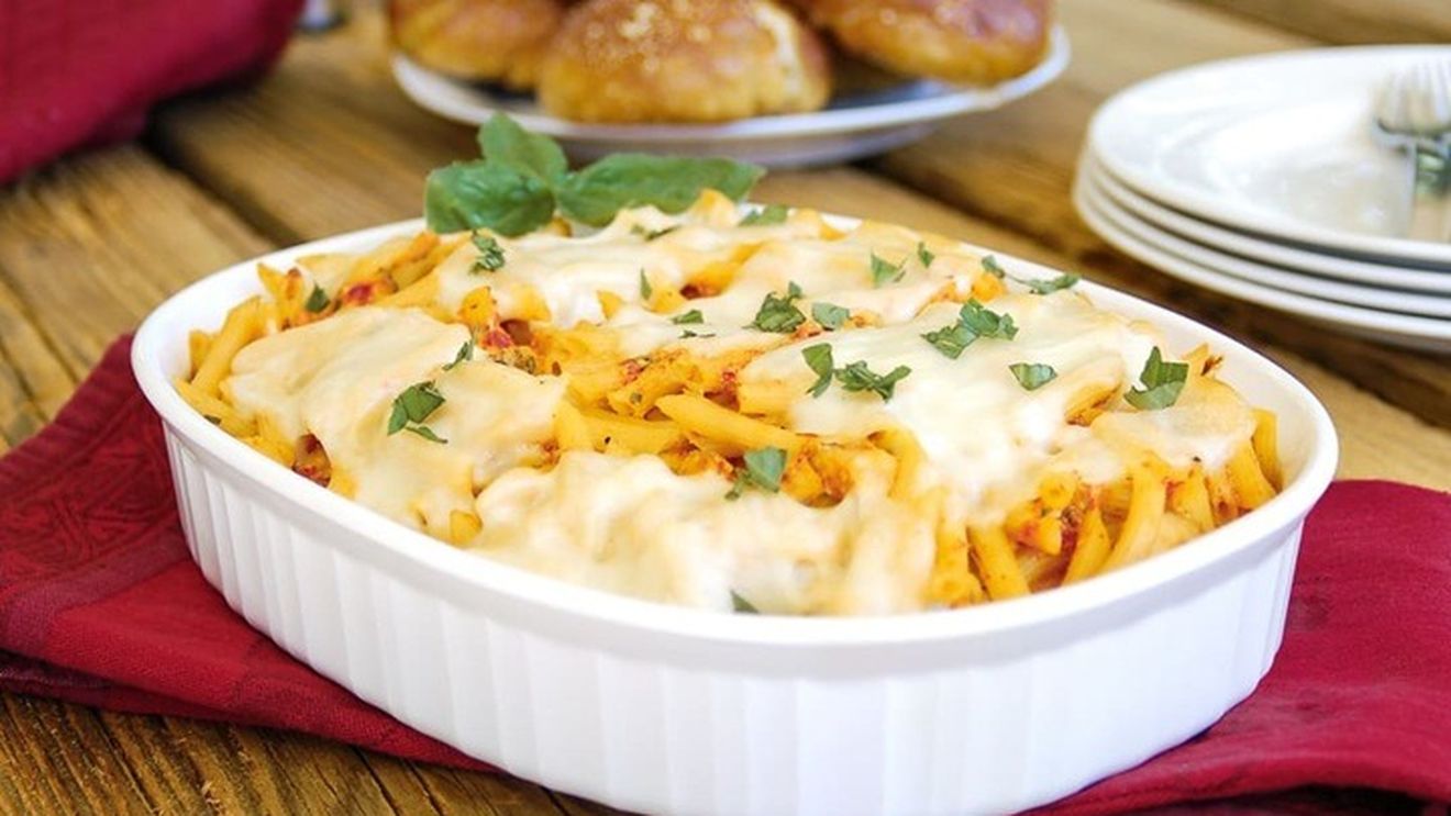 Pastele clasice la cuptor / Un gust special cu doar câteva ingrediente simple: ardei copți, pui și brânză