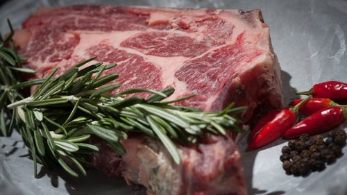 Consumul excesiv de carne, asociat cu un risc crescut de cancer colorectal. Sunt factori genetici care favorizează apariția bolii