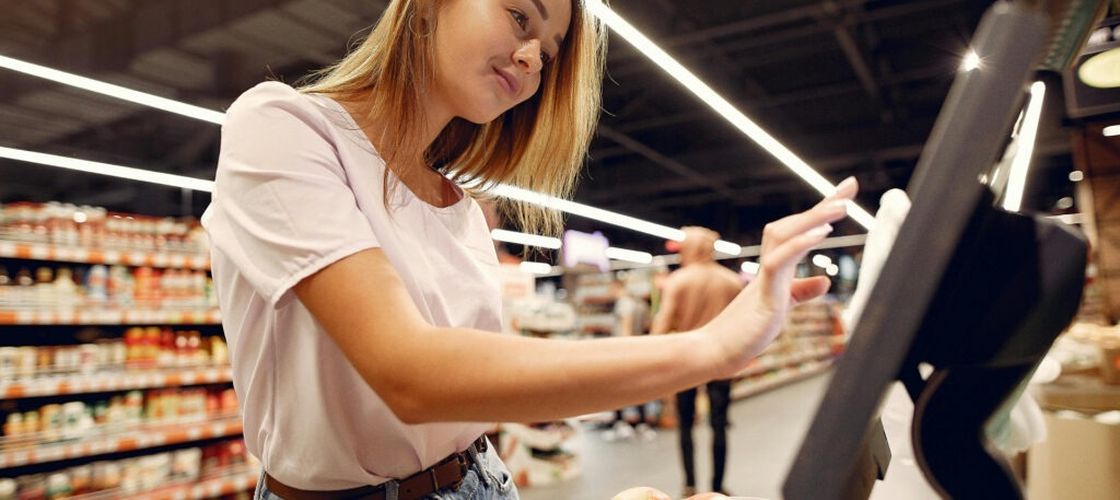 Guvernul grec elimină plafonarea prețurilor în supermarketuri, dar promite reduceri din toamnă