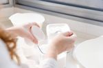 De ce să cureți vasele din plastic cu bicarbonat de sodiu / Unele urme de mâncare devin permanente, iar încălzirea la microunde favorizează pătarea lor
