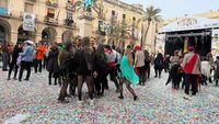 VIDEO | Orașul acoperit de bomboane și bezele/ Carnavalul vine în orașul meu din Spania, nu doar cu muzică și străzi pline de oameni, ci și cu un război al dulciurilor