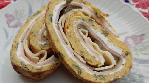 Rețetă de week-end de la cititori: Ruladă de dovlecei umplută cu șuncă și cașcaval