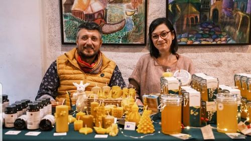 Dragoș Carp a renunțat la viața în București pentru a construi, în Dobrogea, un brand de miere cu rădăcini locale / A transformat pasiunea tatălui său într-un brand apreciat internațional: „Nu forțăm producția, nu folosim antibiotice și asigurăm distanțarea stupinelor de zonele intens cultivate tehnic”