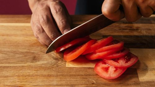 Un bărbat care analiza diferite ustensile de bucătărie într-un magazin din Constanța, a scăpat un cuțit în propriul picior/ A fost transportat în stare gravă la spital