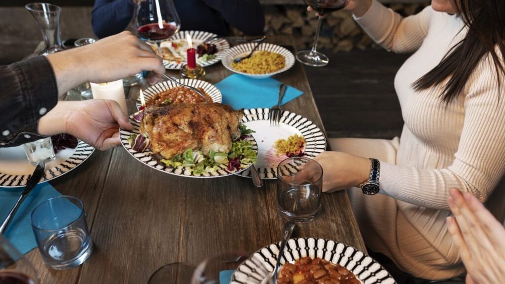 12 obiceiuri alimentare care te împiedică să slăbești / Exemplele includ cinele consistente, exercițiile făcute prea târziu sau lipsa somnului suficient