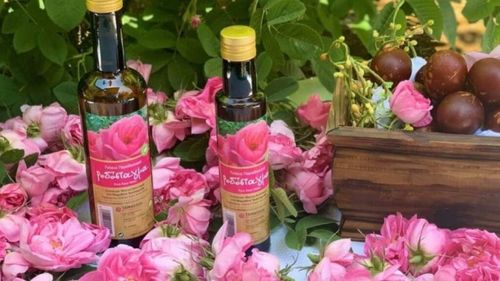 Apa de trandafiri din Valea Agros, Cipru, înscrisă la Bruxelles cu Indicație Geografică Protejată/Distilatul poate fi folosit în patiserie sau ca aromatizant în diverse băuturi