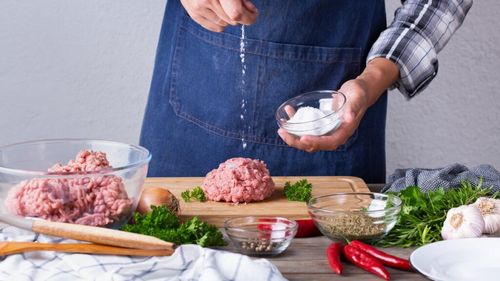 Ce cantitate de sare utilizează bucătarii pentru ca mâncarea să fie gustoasă/ „Sărăm atunci când trebuie și cât trebuie, în acest talent stă măiestria unui bucătar”