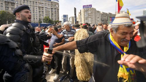 LIVE UPDATE | FOTO-VIDEO | Ciocniri violente cu forțele de ordine la protestul oierilor din Piața Victoriei / 47 de manifestanți, ridicați de Polițe / Circulația, blocată mai multe ore în zona Piața Victoria / Bolojan: „Nimeni nu câștigă când țara este dezbinată prin ură”
